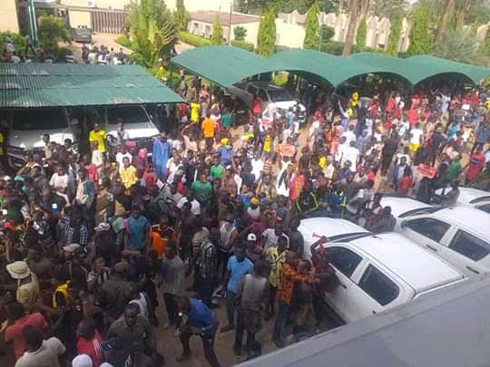 La manifestation dégénérée: ORTM encerclé, un mort et 25 blessés