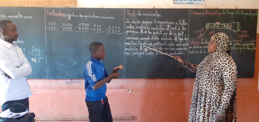 ENSEIGNEMENT DES DÉFICIENTS AUDITIFS: Entre les signes et pratiques techniques