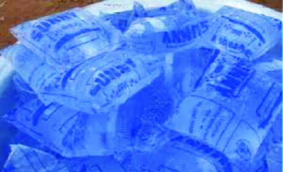 EAUX EN SACHETS PLASTIQUES : DES PRODUITS TRÈS CONVOITÉS MAIS À HYGIÈNE DOUTEUSE