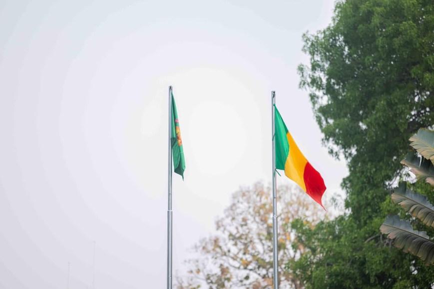 LEVÉE DES COULEURS DE L’AES: le symbole d’une intégration historique