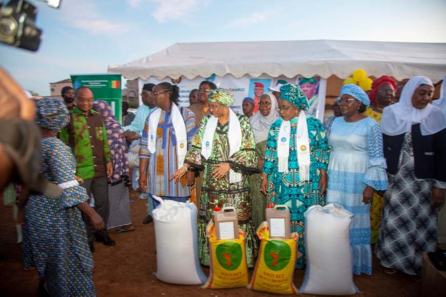 REMISE DE VIVRES ET DE BIENS NON ALIMENTAIRES AUX DÉPLACÉS INTERNES ET RÉFUGIÉS EN MARGE DU 1er FORUM HUMANITAIRE DE L’AES
