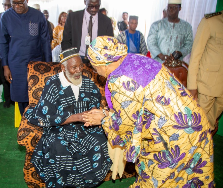 𝐕ISITE DU PREMIER MINISTRE CHEZ LE DOYEN D’ÂGE DE LA COMMUNE II: 𝐃𝐢𝐨𝐦𝐚𝐤𝐚𝐧 𝐊𝐨𝐧𝐚𝐭𝐞́ 𝐡𝐨𝐧𝐨𝐫𝐞́ 𝐩𝐨𝐮𝐫 𝐬𝐚 𝐥𝐨𝐧𝐠𝐞́𝐯𝐢𝐭𝐞́