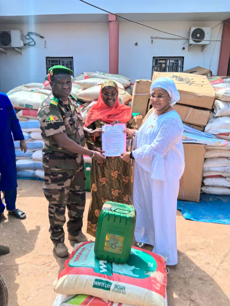 𝐒OLIDARITÉ ET ENTRAIDE: 𝐋𝐚 𝐦𝐚𝐢𝐧 𝐠𝐞́𝐧𝐞́𝐫𝐞𝐮𝐬𝐞 𝐝𝐮 𝐦𝐢𝐧𝐢𝐬𝐭𝐫𝐞 𝐀𝐬𝐬𝐚 𝐁𝐚𝐝𝐢𝐚𝐥𝐥𝐨 𝐞𝐧 𝐟𝐚𝐯𝐞𝐮𝐫 𝐝𝐞𝐬 𝐦𝐢𝐥𝐢𝐭𝐚𝐢𝐫𝐞𝐬 𝐛𝐥𝐞𝐬𝐬𝐞́𝐬, 𝐯𝐞𝐮𝐯𝐞𝐬 𝐞𝐭 𝐨𝐫𝐩𝐡𝐞𝐥𝐢𝐧𝐬