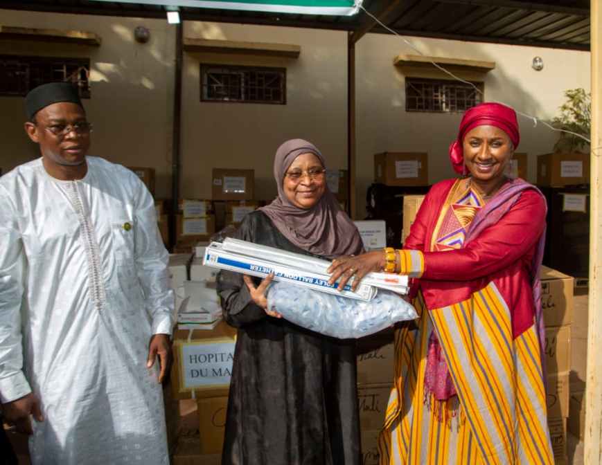 𝐑EMISE D&rsquo;ÉQUIPEMENTS ET INTRANTS AUX 𝐂𝐇𝐔 𝐆ABRIEL TOURÉ, 𝐊ATI ET L’HÔPITAL ET DU 𝐌ALI: L𝐚 𝐁𝐀𝐃 𝐞𝐭 𝐥’𝐀𝐍𝐀𝐒𝐄𝐑 𝐫𝐞𝐧𝐟𝐨𝐫𝐜𝐞𝐧𝐭 𝐥𝐞 𝐦𝐢𝐧𝐢𝐬𝐭𝐞̀𝐫𝐞 𝐝𝐞 𝐥𝐚 𝐒𝐚𝐧𝐭𝐞́ 𝐝𝐚𝐧𝐬 𝐥𝐚 𝐩𝐫𝐢𝐬𝐞 𝐞𝐧 𝐜𝐡𝐚𝐫𝐠𝐞 𝐝𝐞𝐬 𝐩𝐚𝐭𝐢𝐞𝐧𝐭𝐬